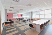 Nabízíme k pronájmu reprezentativní kancelářské prostory s možností parkování v Jihlavě, cena 1800 CZK / m2 / rok, nabízí 